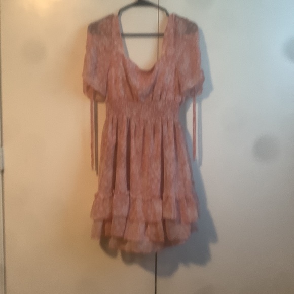 Light pink dress with little flowers and a stretchy waist band - Picture 2 of 2